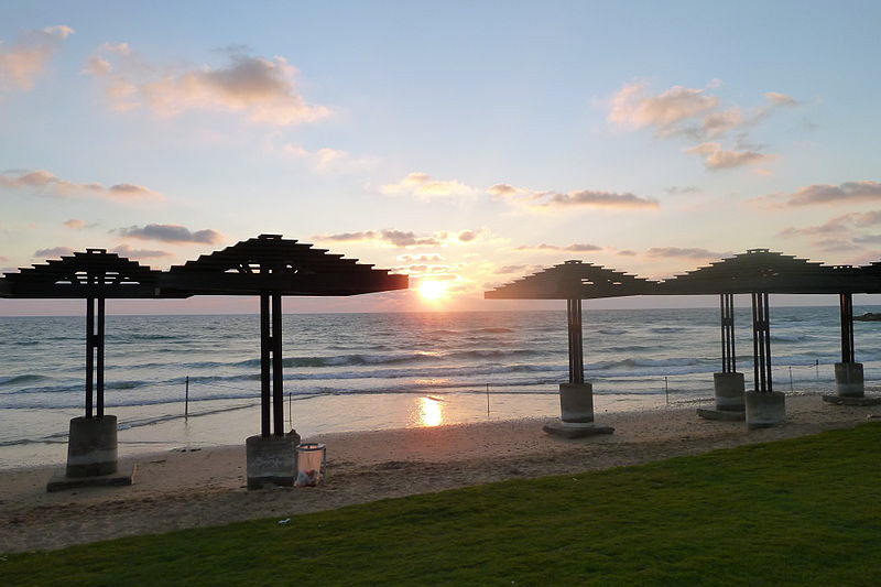 https://commons.wikimedia.org/wiki/File:Dado_Beach,_Haifa_P1020645.JPG